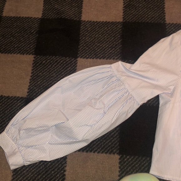 A cropped top with puffy arm sleeves. - Picture 2 of 5